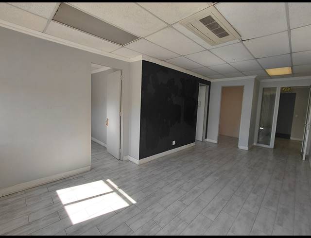 122M² OFFICE TO LET IN LYME PARK